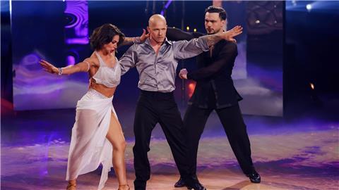 „Let’s Dance“-Profitänzer Anastasia (l.) und Sergiu Maruster (r.) haben ihre Traumhochzeit gefeiert. Mit Ex-Turnprofi Fabian Hambüchen (M.) ertanzte sich „Nastia“ den dritten Platz.