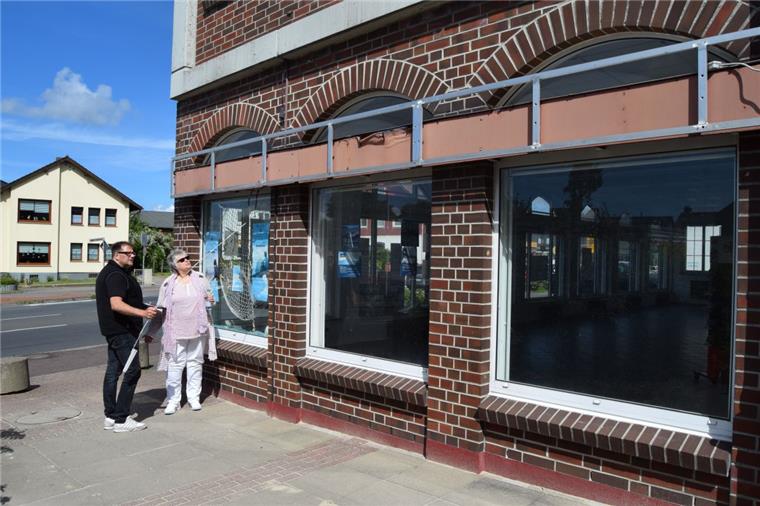 Letzte Besprechungen für die Werbetechnik: Gabriele Sellerhof zieht mit dem „Bunten Laden“ ins Lindenhof-Zentrum. Dort, wo dereinst noch Matratzen zu kaufen waren, wird sie ab 24. Juli mit ihrem Geschäft in der Langener Ortsmitte zu finden sein. Alexander Kühnau nimmt Maß.
