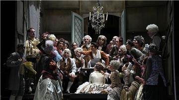 Das Chaos im Gasthaus steuert dem Höhepunkt aller Irrungen und Verwirrungen um Liebe, Lust und Laster entgegen: Der Rosenkavalier", opulente Oper von Richard Strauss, feiert am Stadttheater Bremerhaven mit traumhafter Inszenierung, Ausstattung und musikalischer Grandezza einen Riesenerfolg. 