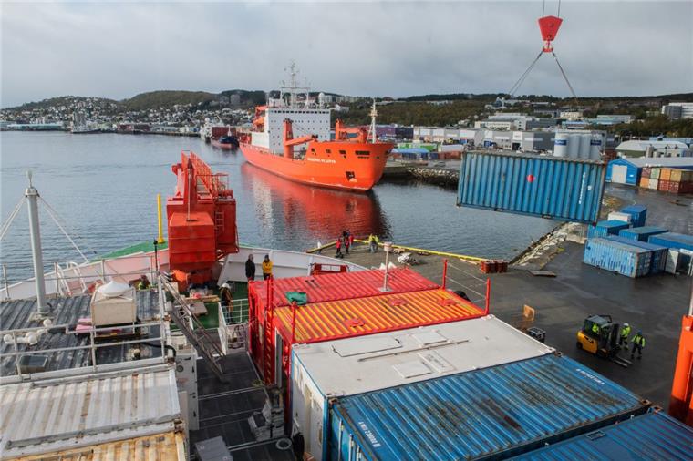 Letzte Teile der Ausrüstung  werden mit einem Kran auf die "Polarstern" gebracht.
