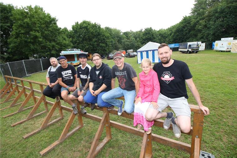 Letzte Vorbereitungen vor dem großen Punk- und Skafestival am Wochenende  am Strand von Nordenham. Dieses Team gehört zu den aktiven Helfern.