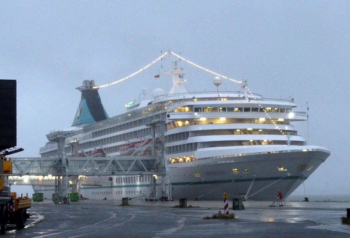 Letzter Besuch 2025: „Artania“ verabschiedet sich aus Bremerhaven Die Artania liegt im Hafen von Bremerhaven.