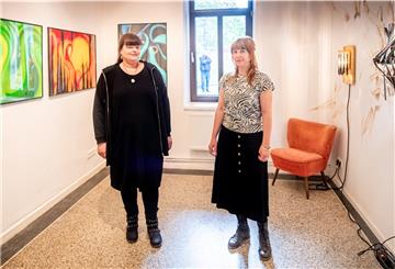 Leuchtende Bilder malt Kerstin Mingramm (links) mit Buntstiften, Lampen aus den Gummistreifen von Fahrradschläuchen baut Sofia Schneider. Gemeinsam stellen sie in der „Goethe 45“ aus. 