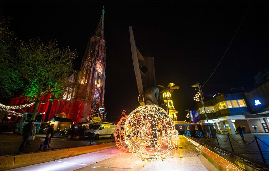 Leuchtende Kugeln sind ein Blickfänger. So schön wird der Weihnachtsmarkt 2019 i...