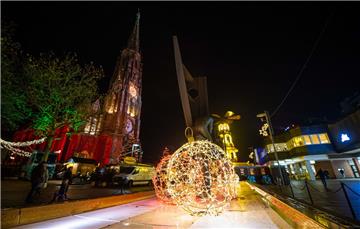 Leuchtende Kugeln sind ein Blickfänger. So schön wird der Weihnachtsmarkt 2019 i...