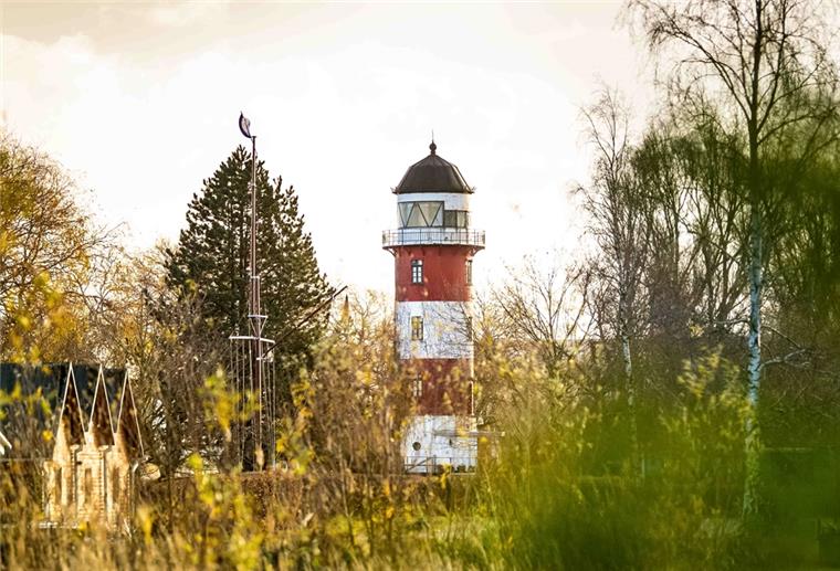 Leuchttürme haben etwas Faszinierendes. Unser Foto zeigt den Turm bei Nordsee-Yachting im Bremerhavener Fischereihafen.