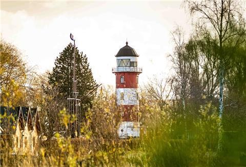Leuchttürme haben etwas Faszinierendes. Unser Foto zeigt den Turm bei Nordsee-Yachting im Bremerhavener Fischereihafen.