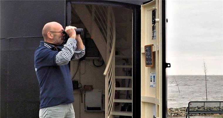 Wremen: Ehrenamtliche lieben ihren Dienst als Leuchtturmwärter Leuchtturmwärter Anton Muijsers hält Auschau.