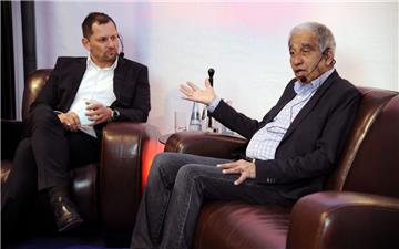 Leute in der Losche mit Christian Klose und Mojib Latif.