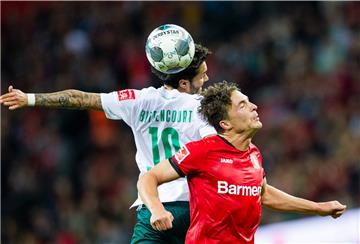 Leverkusens Julian Baumgartlinger (rechts) und Bremens Leonardo Bittencourt bei einem Zweikampf im Hinspiel.