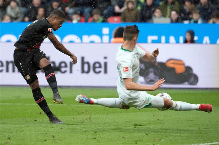 Talent bleibt Werder treu - und darf gegen Dortmund ran Leverkusens Leon Bailey (links) und der Bremer Marco Friedl versuchen den Ball zu spielen. Friedl wird auch nach seiner Leihe bei Werder bleiben.
