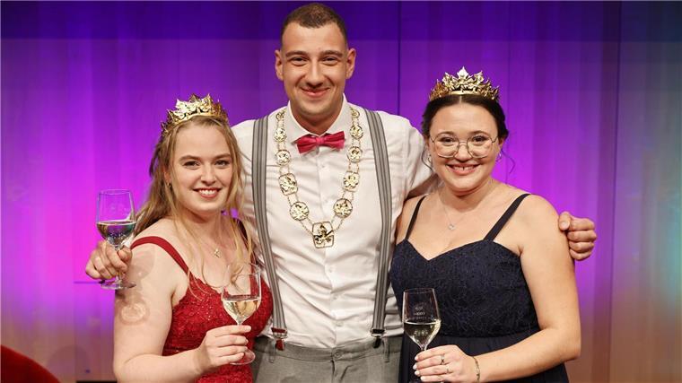Größtes deutsches Anbaugebiet hat erstmals einen Weinkönig Levin McKenzie (M) hat als erster Mann die traditionsreiche Wahl eines deutschen Weinanbaugebiets gewonnen. Katja Klemmer (l) und Laura Schlösser (r) sind die neuen Weinprinzessinnen.