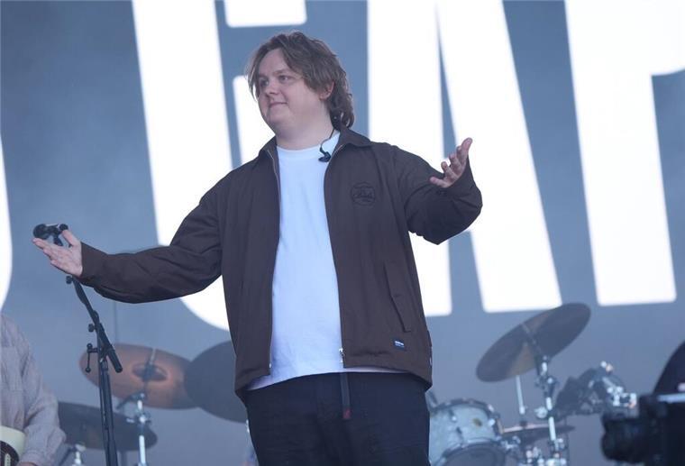 Lewis Capaldi feiert Comeback beim Glastonbury Lewis Capaldi bei seinem Auftritt auf der Pyramid-Stage während des Glastonbury-Festivals in Worthy Farm in Pilton (Somerset), England.