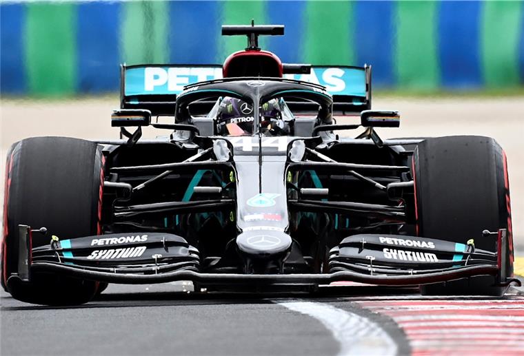 Lewis Hamilton sichert sich die Pole-Position Lewis Hamilton aus Großbritannien vom Team Mercedes steuert sein Auto während des Trainings auf der Hungaroring-Rennstrecke in Mogyorod geradewegs auf die Pole Position.