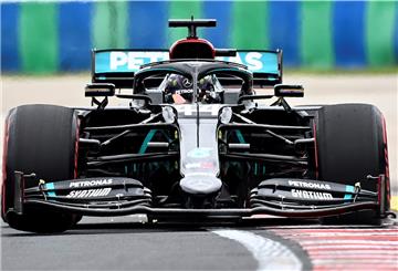 Lewis Hamilton aus Großbritannien vom Team Mercedes steuert sein Auto während des Trainings auf der Hungaroring-Rennstrecke in Mogyorod geradewegs auf die Pole Position.