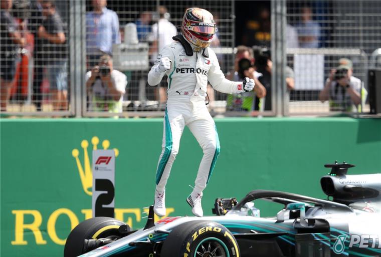 Lewis Hamilton aus jubelt, nachdem er beim Qualifying die Pole Position geholt hat. 