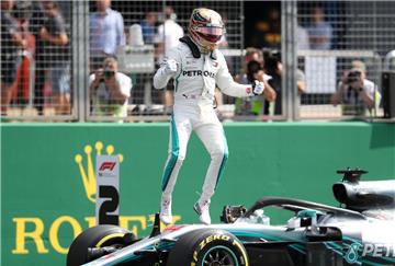 Lewis Hamilton aus jubelt, nachdem er beim Qualifying die Pole Position geholt hat. 
