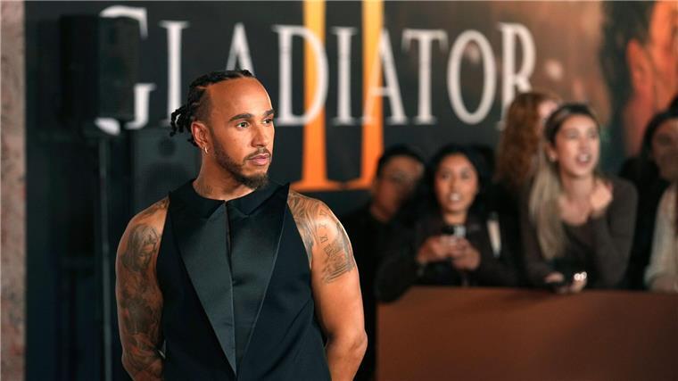 Lewis Hamilton fühlt sich auch auf roten Teppichen mit Hollywoodstars wohl.