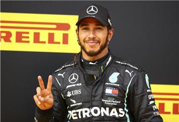  Österreich, Spielberg: Motorsport: Formel-1-Weltmeisterschaft, Grand Prix der Steiermark, Rennen: Lewis Hamilton aus Großbritannien vom Team Mercedes jubelt nach dem gewonnenen Rennen. 