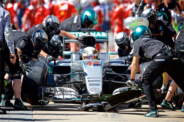 Hamilton holt sich Pole in Montreal vor Rosberg Lewis Hamilton hat die Pole zum Großen Preis von Kanada erobert.
