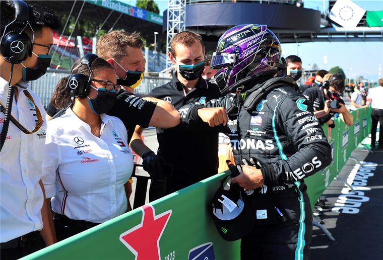 Lewis Hamilton (rechts) feiert die Pole Position. 