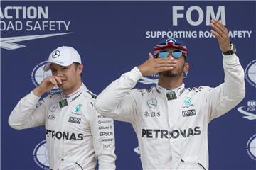 Lewis Hamilton (rechts) ist wieder einmal vor Nico Rosberg.