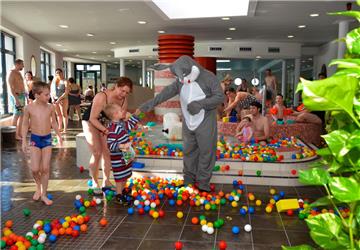 Liam (4 Jahre) hatte so viele Ostereier im Watt´n Bad gefunden, dass er großzügig dem Osterhasen ein Schokoladenei abgab.  Foto Ulich