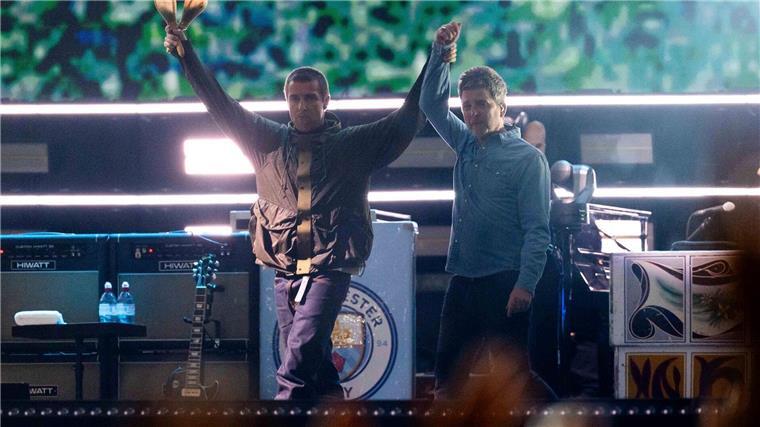 Nach Tourstart: Oasis dominiert britische Albumcharts Liam und Noel Gallagher sind wieder auf der Bühne vereint.