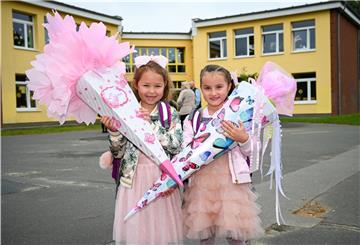 Liana und Alissa aus Bremerhaven sind beste Freundinnen. Jetzt werden sie unter Corona-Bedingungen in der Friedrich-Ebert-Grundschule eingeschult.