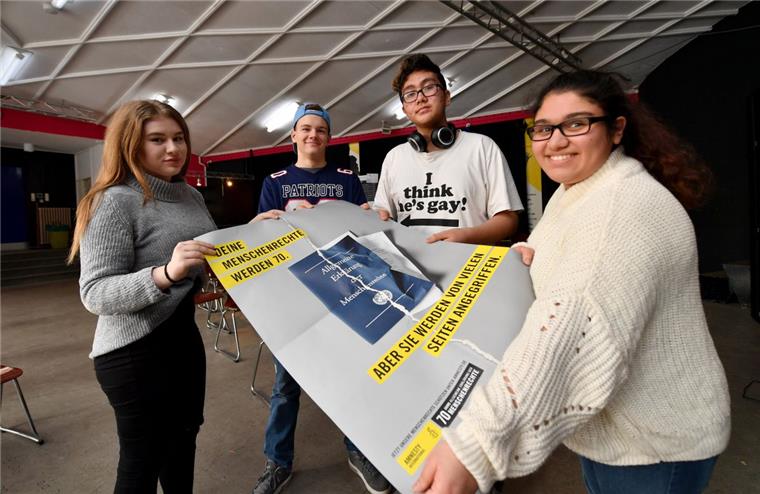 Liane, Phil, Sascha und Alev (von links) haben sich am Montag gemeinsam mit mehr als 40 anderen Jugendlichen im Haus der Jugend in Bremerhaven mit den 30 Artikeln der Erklärung der Menschenrechte befasst.