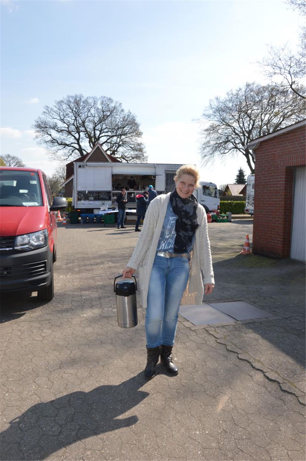 Liane Roes versorgt die Filmschaffenden in Lintig mit frischem Kaffee.