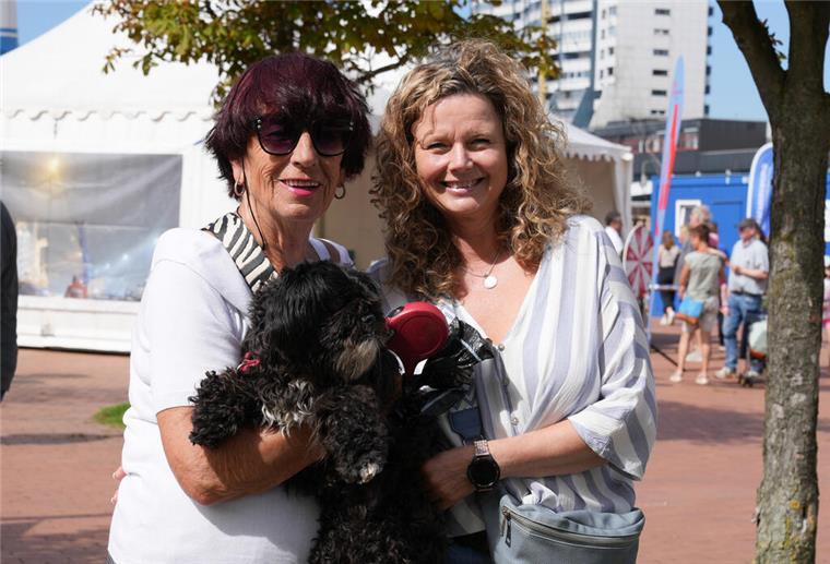 Maritime Tage: Lauter wundervolle Menschen... (Bildergalerie) Lianne Brunner (links) und Petra Janssen mit Hund Basti. Die beiden sind aus Sievern und Debstedt nach Bremerhaven gekommen, um auf den Maritimen Tagen den Nachmittag zu genießen.