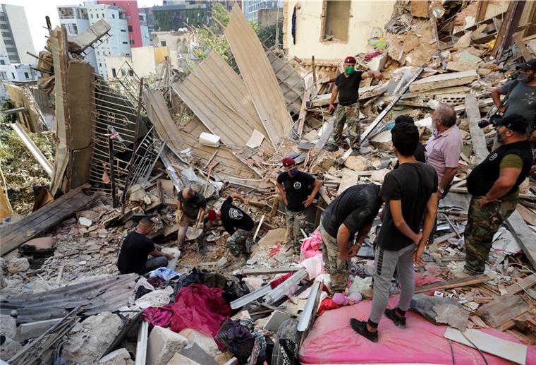 Libanesische Soldaten suchen in den Trümmern nach Überlebenden nach einer massiven Explosion im Hafen von Beirut im Libanon. Die Ermittler suchen weiter nach der Ursache für die gewaltige Detonation. Möglicherweise wurde sie durch eine sehr große Menge Ammoniumnitrat ausgelöst, die im dortigen Hafen gelagert worden war.