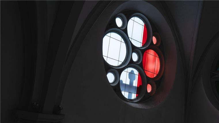 Neues Institut will Rechte von Ordensfrauen stärken Licht wirft den Schatten eines Kreuzes durch ein Kirchenfenster.