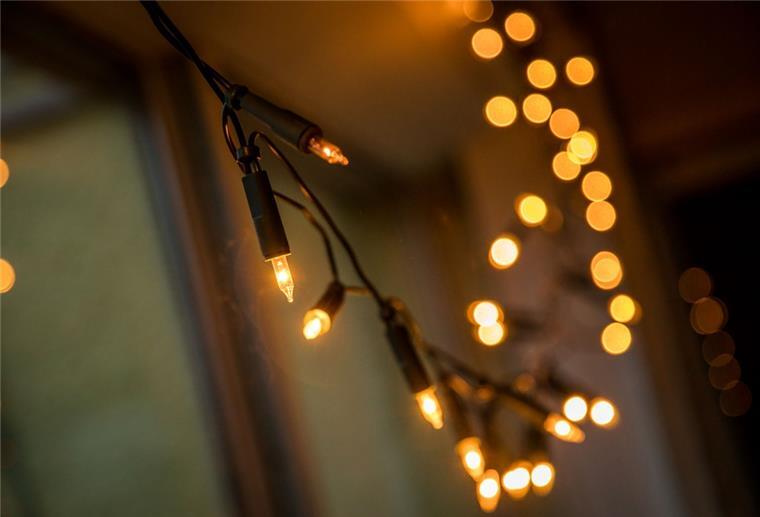 Adventsdeko: Lichterketten mit Stromkabel leuchten günstiger Lichterketten mit LED verbrauchen viel weniger Energie als Modelle mit Glühlämpchen.