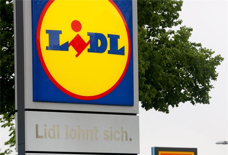 Eine Werbetafel einer Lidl-Filiale steht gegenüber von einer Werbetafel von Aldi Süd. 