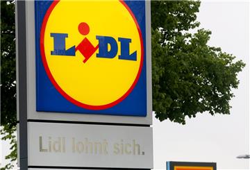 Eine Werbetafel einer Lidl-Filiale steht gegenüber von einer Werbetafel von Aldi Süd. 