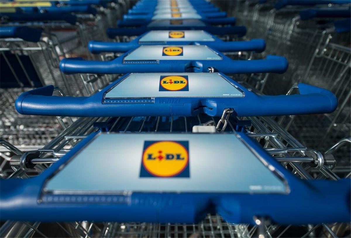 Für die Umwelt: Lidl schmeißt mehrere Obst- und Gemüsesorten aus dem Sortiment Lidl hat angekündigt, zukünftig auch in Deutschland auf Flugobst und -gemüse zu verzichten.