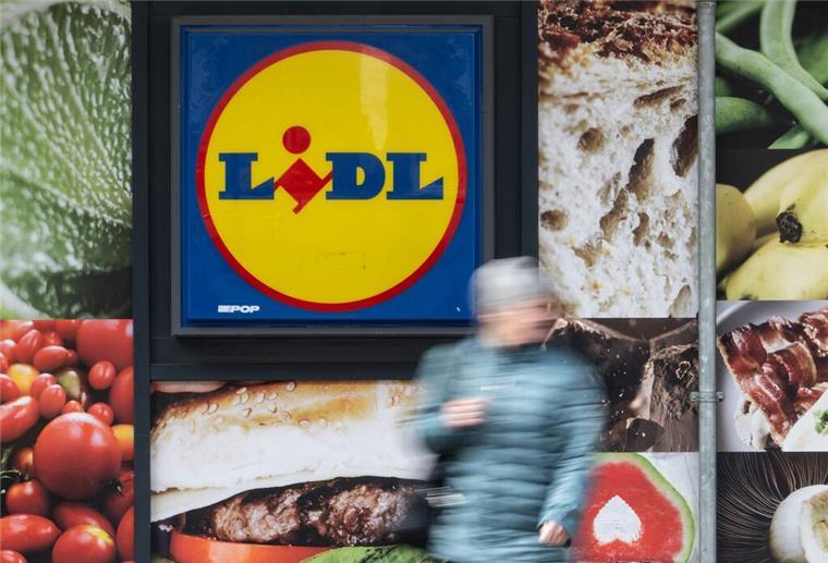 Eine Passantin geht an der Außenwerbung einer Lidl-Filiale vorbei. (zu dpa: «Rückruf bei Lidl - Bakterien in Wurst»)