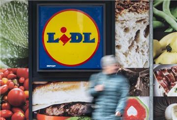 Eine Passantin geht an der Außenwerbung einer Lidl-Filiale vorbei. (zu dpa: «Rückruf bei Lidl - Bakterien in Wurst»)