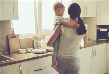 Mutter und Sohn kochen zusammen