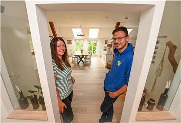 Lieben ihre selbst ausgebaute Dachgeschosswohnung mitten in Ringstedt: Anne und Jörn Große-Endebrock. Foto Scheschonka
