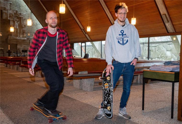Im Duo die Kirche aufgemischt: Bremerhavener Skateboard-Pastoren gehen getrennte Wege Lieber auf Skateboards als im Auto haben sie Bremerhaven und vor allem ihre Geestemünder Emmaus-Gemeinde und ihr Grünhöfer Quartier erkundet und auf ihre ungewöhnliche, sportive Art manche Herzen erobert: Christopher Schlicht (links) und Maximilian Bode (rechts) gehen, beziehungsweise rollen, ab 2024 auf getrennten Wegen. Bode bleibt in der Petruskirche, Schlicht wechselt nach Hannover.
