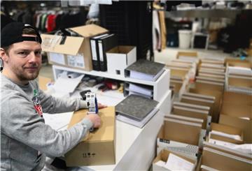 Lieber berät er Kunden persönlich, aber nun packt Tim Grundmann Pakete. 50 bis 100 Bestellungen kommen momentan täglich über Zalando rein.