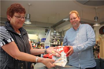 Lieber dicke Marie als dünnes Plastik: Gundi Aldag und Rolf Müller wollen genau wie ihre Kunden beim Bezahlen nicht auf das Bargeld verzichten.  Fotos (6) Gehrke