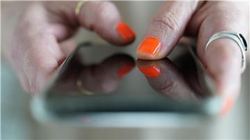 Lieber Online-Dienste wie Whatsapp oder Threema als SMS: Die Bundesbürger haben 2023 noch 5,3 Milliarden gesendet, 0,5 Milliarden weniger als im Jahr zuvor.