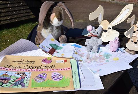 Liebevoll gestaltete Briefe und Basteleien sind im Osterhasenbüro in Ostereistedt eingegangen.