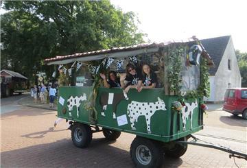 Liebevoll gestaltete Festwagen bilden einen Höhepunkt beim Erntefest in Lunestedt.