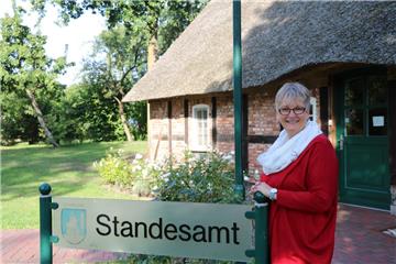 Liebt ihren schmucken Arbeitsplatz: Kerstin von Glahn ist mit Leib und Seele Standesbeamtin in Schiffdorf.