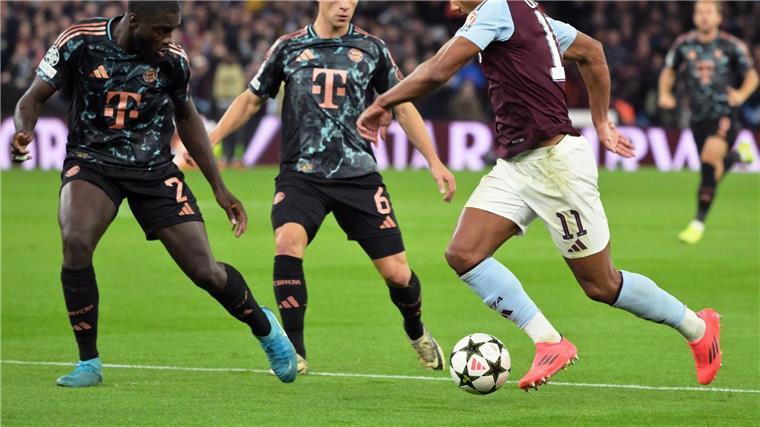 Kompany nach erster Bayern-Niederlage: „Kein Trend“ Liefern sich stellvertretend für ihre Teams einen harten Kampf: Die Münchner Dayot Upamecano (l) und Joshua Kimmich sowie Villas Ollie Watkins.